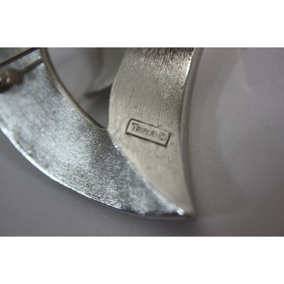 VINTAGE TRIFARI SILVER TONE FASHION LEAF BROOCH - Picture 9 of 9